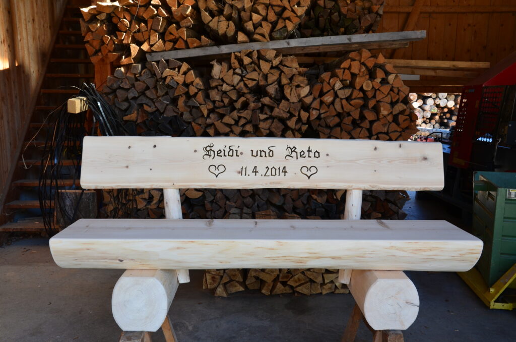 Sitzbank aus Holz mit gravierter Lehne