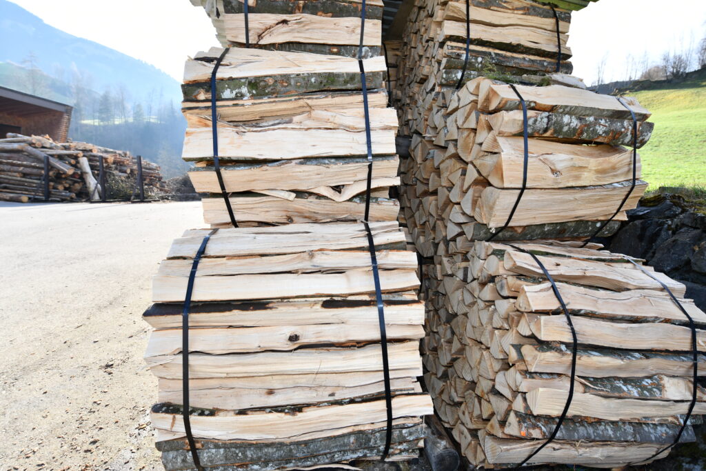 Brennholzbund Meterspälten mit Stahlband zusammengebunden