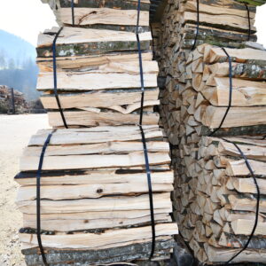 Brennholzbund Meterspälten mit Stahlband zusammengebunden