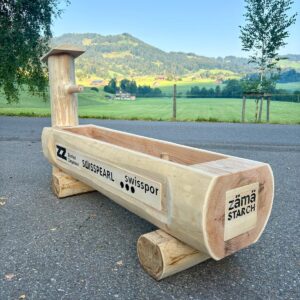 Ein Holzbrunnen mit Brunnenstock, welcher für das ESAF in Mollis angefertigt wurde