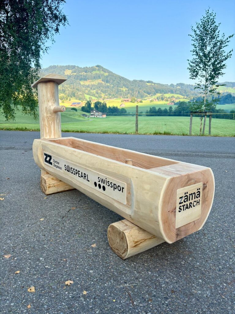Ein Holzbrunnen mit Brunnenstock, welcher für das ESAF in Mollis angefertigt wurde