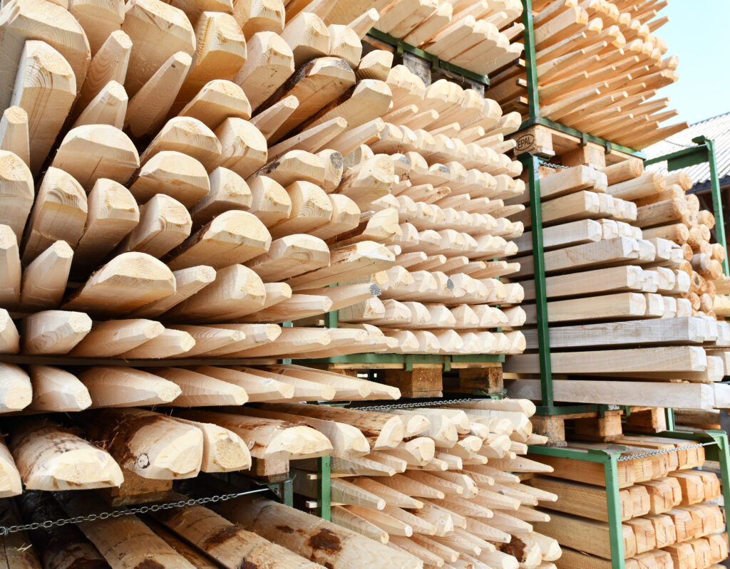 Zaunpfähle aus Fichtenholz in einem Gestell