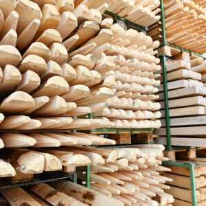 Zaunpfähle aus Fichtenholz in einem Gestell